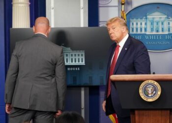 Trump es sacado de rueda de prensa, tras alerta de tiroteo