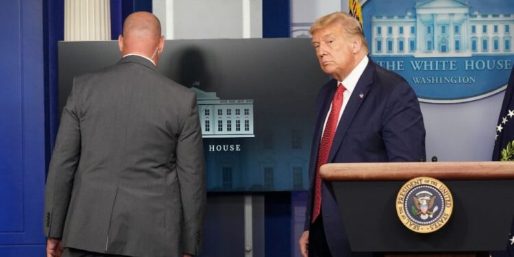 Trump es sacado de rueda de prensa, tras alerta de tiroteo