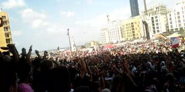 Miles de libaneses se manifiestan contra las autoridades tras la explosión en Beirut