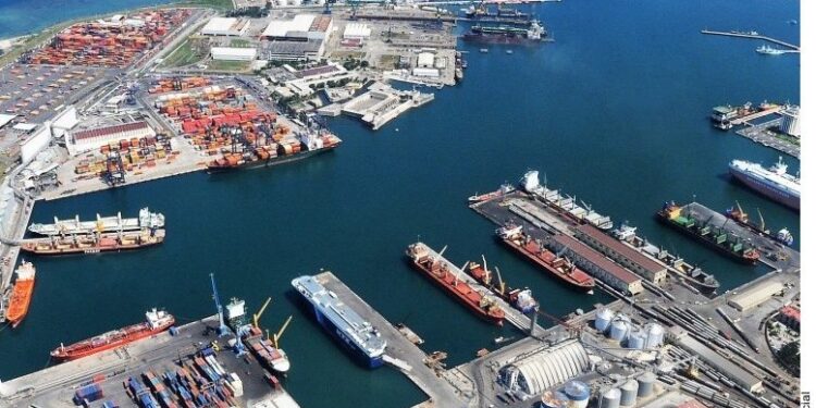 AMLO emite documento de concesión del Puerto de Veracruz a empresa