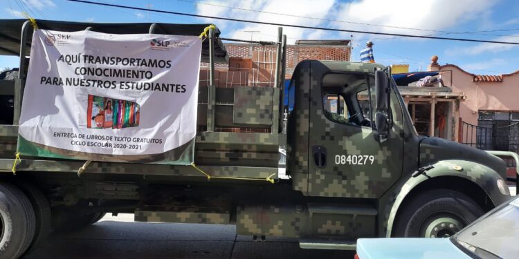 Ejército Mexicano apoya en el traslado y entrega de libros de la SEP