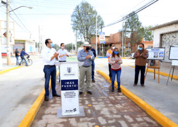 Alcalde entrega pavimentación de la calle Camino  Saltillo