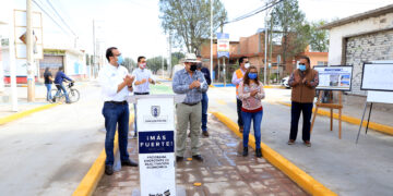 Alcalde entrega pavimentación de la calle Camino  Saltillo