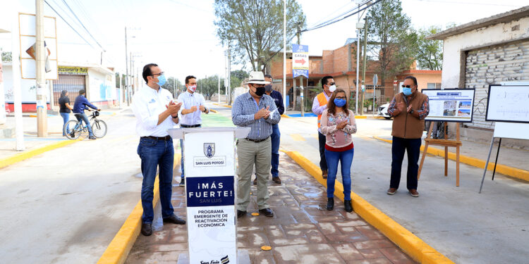 Alcalde entrega pavimentación de la calle Camino Saltillo