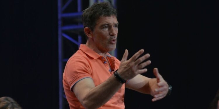 Antonio Banderas da positivo a covid-19; celebra su cumpleaños en cuarentena