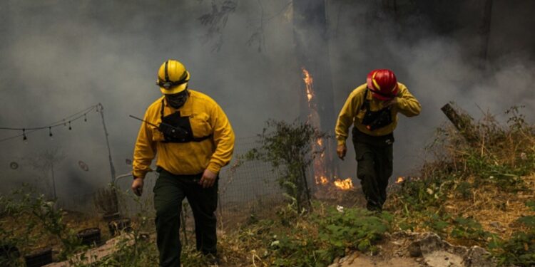 Incendios en California dejan 6 muertos y más de 200 mil personas evacuadas