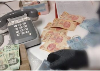 Usuario del Metro de la CDMX encuentra cartera con más de 5 mil pesos y la entrega a policías