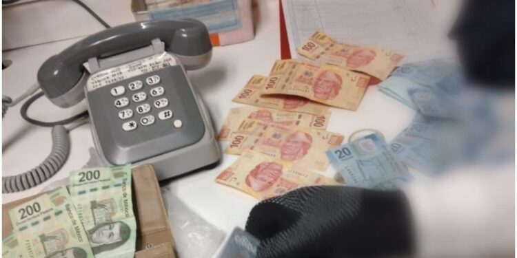 Usuario del Metro de la CDMX encuentra cartera con más de 5 mil pesos y la entrega a policías