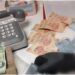 Usuario del Metro de la CDMX encuentra cartera con más de 5 mil pesos y la entrega a policías