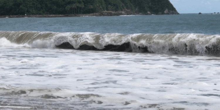 Jalisco y Colima, alerta por lluvias y alto oleaje