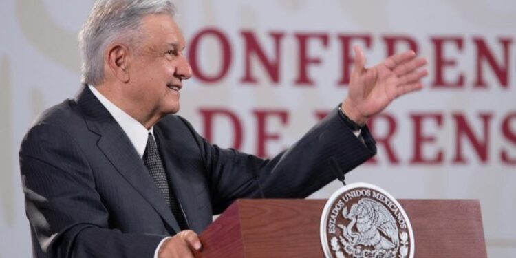 AMLO defiende labor de médicos cubanos ante covid-19 en México