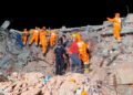 Derrumbe de edificio en India deja 13 muertos; rescatan a un niño