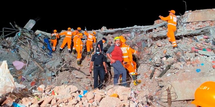Derrumbe de edificio en India deja 13 muertos; rescatan a un niño
