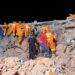 Derrumbe de edificio en India deja 13 muertos; rescatan a un niño