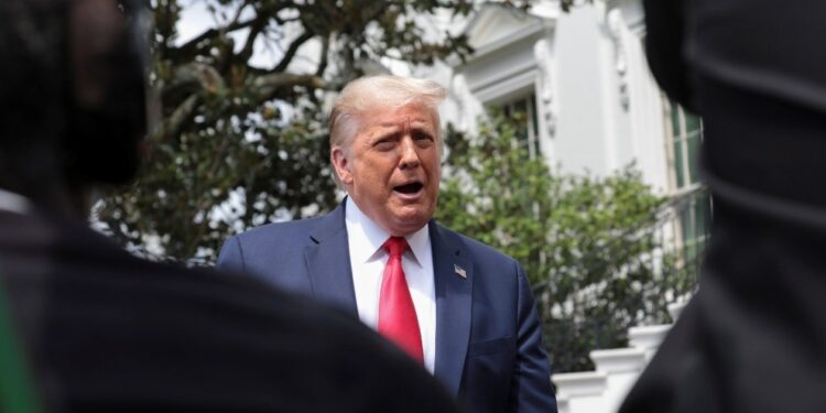 Trump no descarta vacuna contra covid-19 antes de elecciones de noviembre