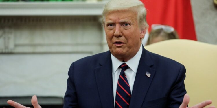 Trump asegura que desconoce proyecto de Bannon sobre muro con México
