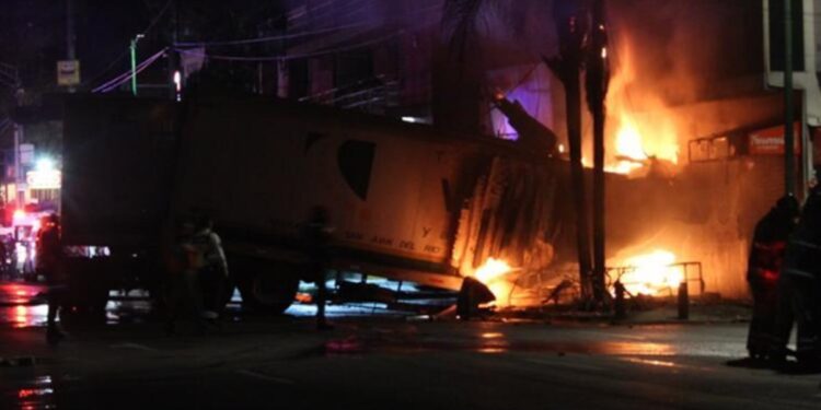 Fatal accidente de tráiler y vehículo particular
