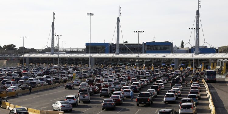 México propone a EU extender a un mes más cierre de frontera