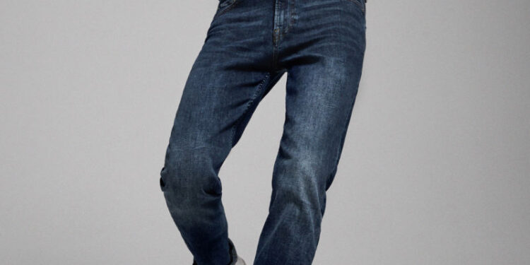 Jeans regular fit: el corte que debes buscar si no te gustan ni muy anchos ni skinny