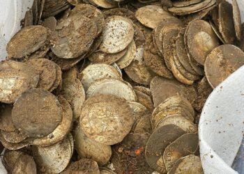 Hombre encuentra un tesoro valuado en más de 2 mdp