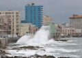 Laura se convierte en huracán categoría 1 en el Golfo de México
