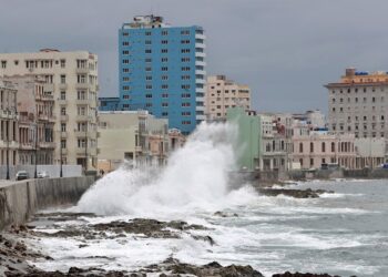 Laura se convierte en huracán categoría 1 en el Golfo de México