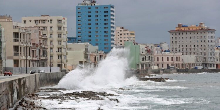 Laura se convierte en huracán categoría 1 en el Golfo de México