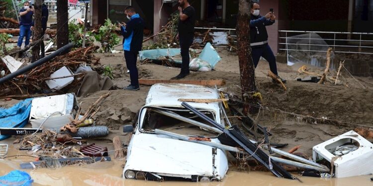 Inundaciones en Turquía por intensas lluvias dejan 4 muertos y 11 desaparecidos