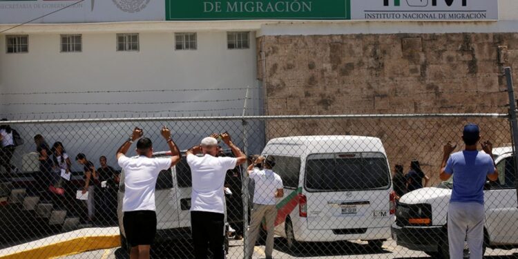 Instituto Nacional de Migración despide a 1,040 funcionarios por corrupción