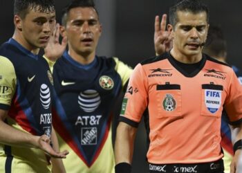 Miguel Herrera acusa al árbitro Fernando Hernández de mofarse de sus jugadores