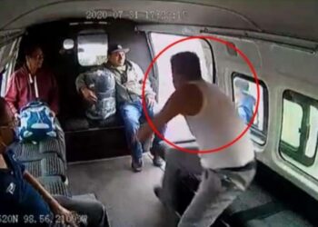 Ladrón golpeado por pasajeros de una combi habría muerto