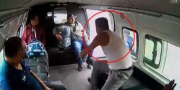 Ladrón golpeado por pasajeros de una combi habría muerto