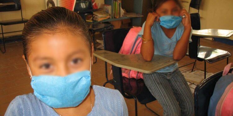 Niños mayores de 12 años deben usar cubrebocas: OMS