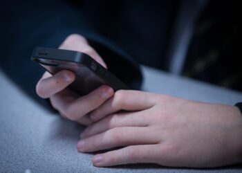 Niño de 11 años muere electrocutado por jugar en celular