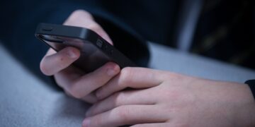 Niño de 11 años muere electrocutado por jugar en celular
