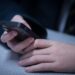 Niño de 11 años muere electrocutado por jugar en celular