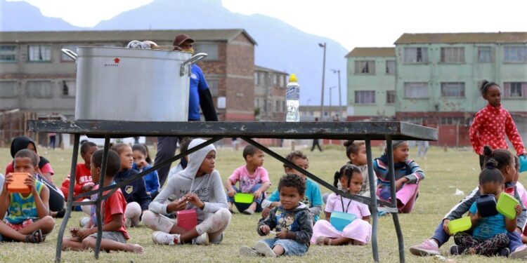 El 43% de las escuelas en el mundo carece de agua y jabón: ONU
