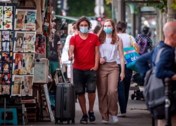 Especialistas alertan a Francia ante posible aumento de casos de COVID-19