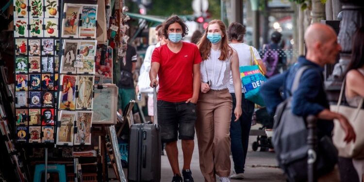 Especialistas alertan a Francia ante posible aumento de casos de COVID-19