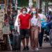Especialistas alertan a Francia ante posible aumento de casos de COVID-19