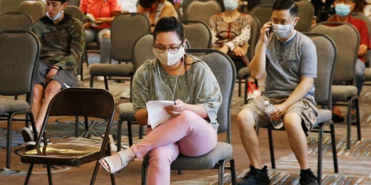 Crecimiento del empleo en Estados Unidos se frena con fuerza