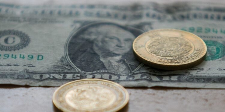 Peso mexicano gana tras disminuir tensiones entre China-EEUU