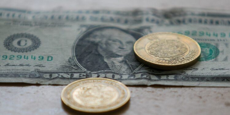 Peso mexicano gana por posibles estímulos económicos en Estados Unidos