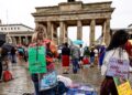 45 heridos y 133 detenidos en marcha contra COVID en Alemania