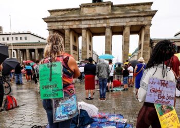 45 heridos y 133 detenidos en marcha contra COVID en Alemania
