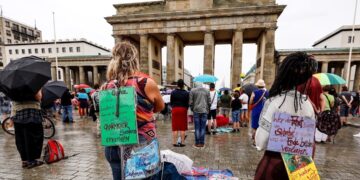 45 heridos y 133 detenidos en marcha contra COVID en Alemania