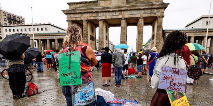 45 heridos y 133 detenidos en marcha contra COVID en Alemania