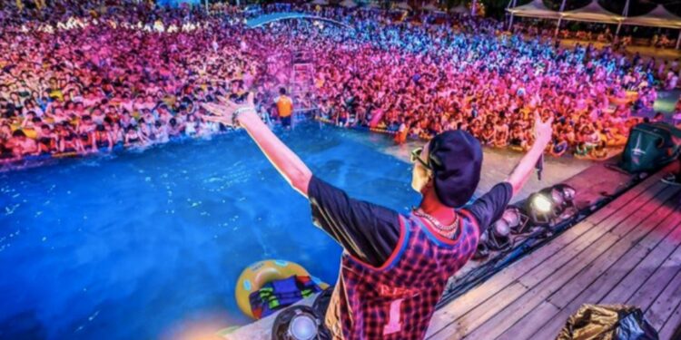 Realizan polémico concierto masivo en Wuhan, donde inició el covid-19
