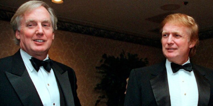 Hermano menor de Trump está hospitalizado en Nueva York