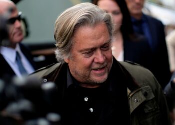 Detienen a Steve Bannon por fraude en donaciones para muro de Trump